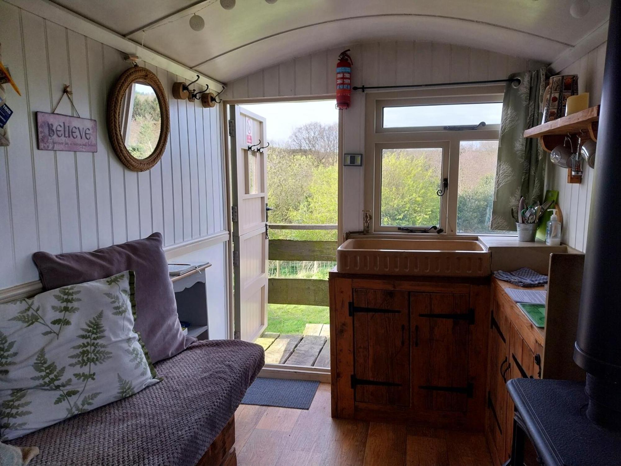 Meadowbeck - Shepherd Huts Fylingdales Екстериор снимка