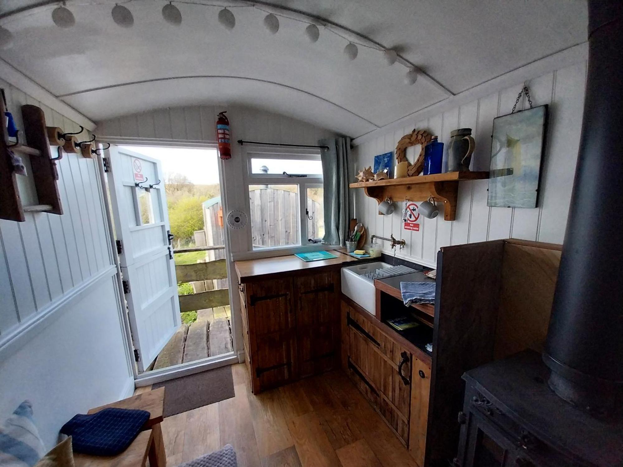Meadowbeck - Shepherd Huts Fylingdales Екстериор снимка