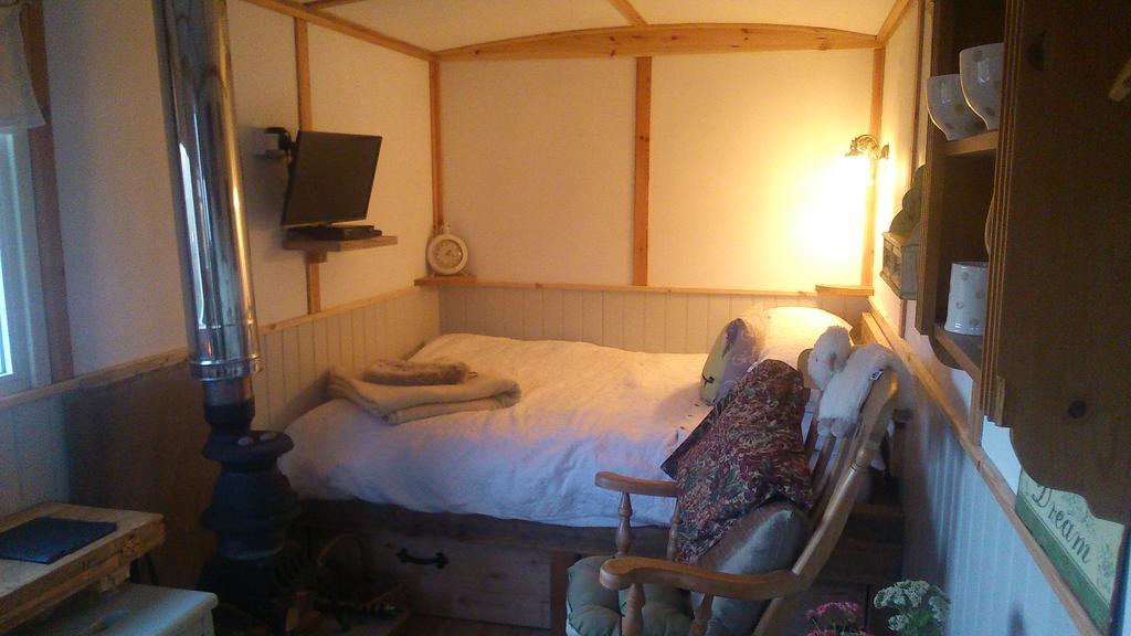 Meadowbeck - Shepherd Huts Fylingdales Екстериор снимка