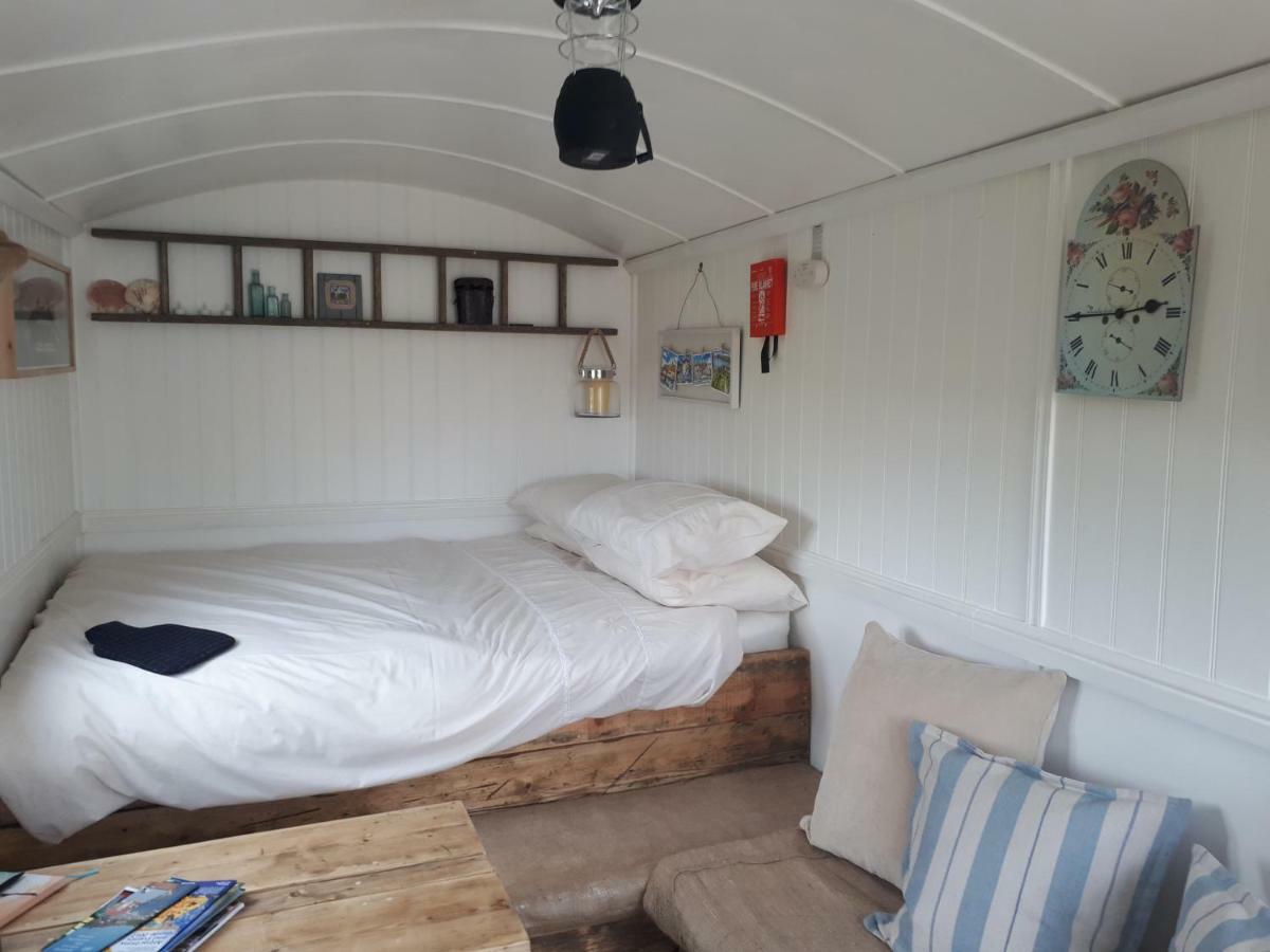 Meadowbeck - Shepherd Huts Fylingdales Екстериор снимка